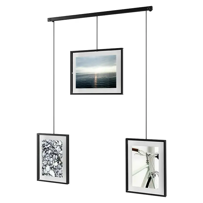 Umbra Bilderrahmen-Set Exhibit - 1 x 13x18 cm, 2 x 10x15 cm, Schwarz, Metall - Hängeleuchte mit drei Bilderrahmen mit Naturmotiven in Schwarz, die von einer schwarzen Stange abgehängt sind.