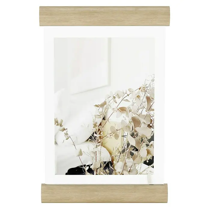 Umbra Bilderrahmen Scroll - 10 x 15 cm, Braun, Holz - Wandbild mit einem Holzrahmen, der ein florales Motiv in einem hellen, minimalistischen Stil zeigt. Dekorative Zimmergestaltung für ein modernes Ambiente.