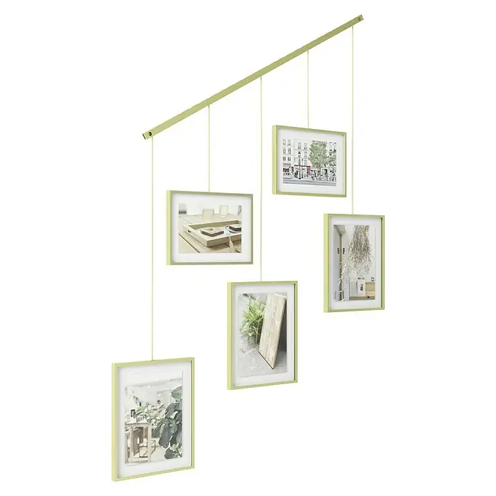 Umbra Bilderrahmen-Set Exhibit - 2 x 10x15 cm, 3 x 13x18 cm, Messing, Metall - Hängender Fotorahmen-Mobile mit fünf goldenen Rahmen, die an einer goldenen Stange befestigt sind und unterschiedliche Bilder enthalten.