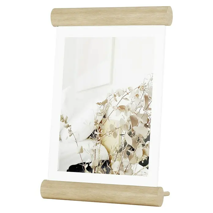 Umbra Bilderrahmen Scroll - 10 x 15 cm, Braun, Holz - Elegantes Leinwandbild mit hölzernen Aufhängern, das ein zartes florales Motiv zeigt. Ideal für eine stilvolle Wanddekoration und verleiht jedem Raum Wärme.
