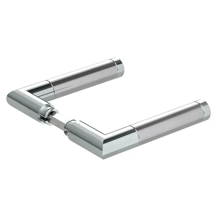 Diamond Doors Creative Drückerpaar Avantgardo - Edelstahl poliert-matt, Stärke Tür: 40 mm - 45 mm, Edelstahl - Nahaufnahme eines modernen Türgriffs aus poliertem Metall mit klaren Linien und minimalistischem Design auf schwarzem Hintergrund.