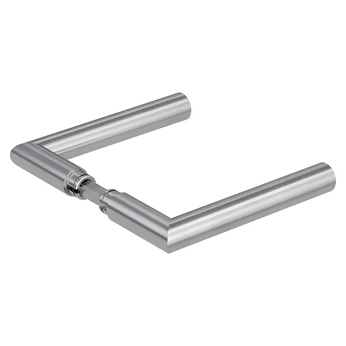 Diamond Doors Modern Drückerpaar Iowa - Passend für: Glastüren, Edelstahl matt - Eine Nahaufnahme eines modernen, eckigen Türgriffs aus gebürstetem Metall auf schwarzem Hintergrund.