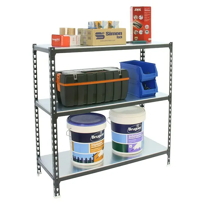 Simonrack Simonclick Metallregal Simonclick Super Plus - H x B x T: 90 x 110 x 40 cm, Traglast pro Boden: 200 kg, Anzahl Böden: 3 Stk., Stecken, Anthrazit/Silber - Ein graues Metallregal mit drei Regalböden, beladen mit Werkzeugkasten, Farbeimern, Lagerboxen und Verpackungen.