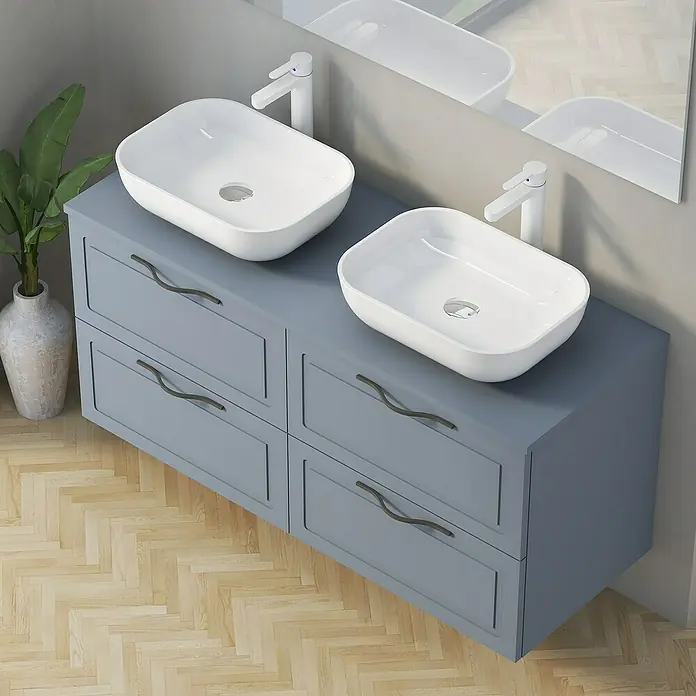 Artysan Mueble bajo de lavabo Toja - An x Pr x Al: 120 x 45 x 54,5 cm, Azul - Moderno baño con tocador doble y armario gris azulado, complementado con accesorios y una planta para un ambiente elegante.