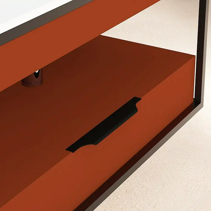 Artysan Conjunto de mueble de baño Izaro - Ancho: 100 cm, 3 pzs., Teja/Blanco, Mate - Primer plano de un mueble moderno naranja con un elegante tirador negro y marco, que combina diseño y funcionalidad.