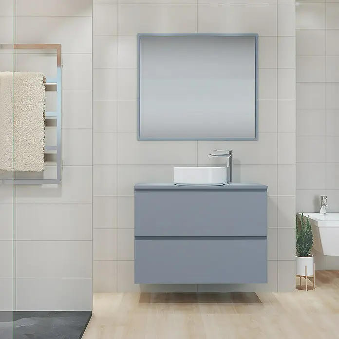 Artysan Mueble bajo de lavabo Cíes - L x An x Al: 38,6 x 90 x 64 cm, Azul - Cuarto de baño moderno con mueble de lavabo gris y un espejo grande. Un toallero y azulejos completan el diseño.