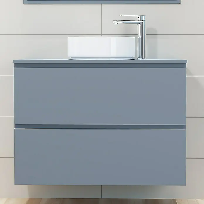 Artysan Mueble bajo de lavabo Cíes - L x An x Al: 38,6 x 90 x 64 cm, Azul - Moderno baño con mueble de lavabo gris, lavabo sobre encimera blanco y grifo cromado sobre un fondo de azulejos claros.