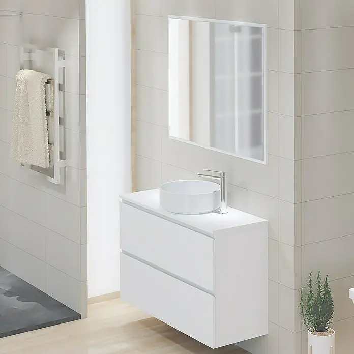 Artysan Mueble bajo de lavabo Cíes - L x An x Al: 38,6 x 100 x 64 cm, Blanco - La imagen muestra un baño moderno con un mueble de lavabo blanco y un lavabo redondo sobre encimera, acompañado de un espejo elegante.
