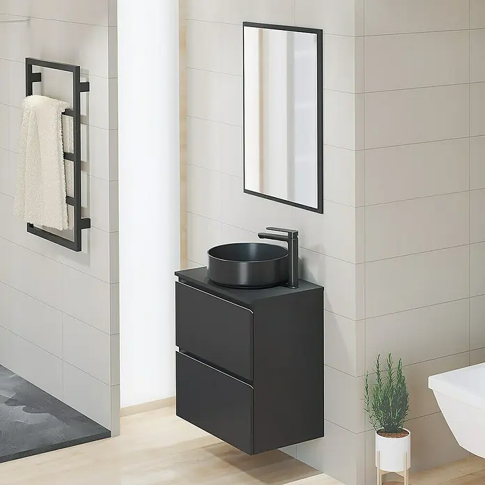 Artysan Encimera para lavabo Cíes - 39,1 x 61 x 1,6 cm, Negro - Interior de baño moderno con mueble de lavabo negro con lavabo redondo, espejo y toallero mural.