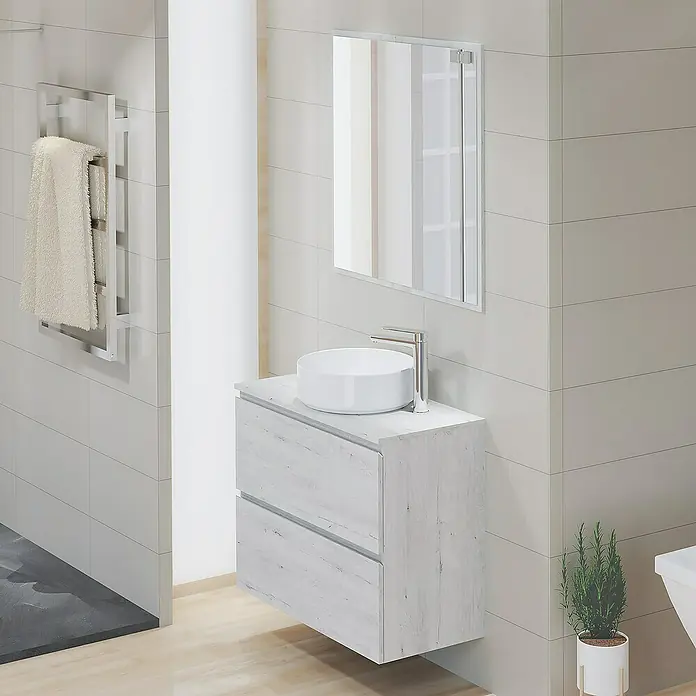 Artysan Encimera para lavabo Cíes - 39,1 x 81 x 1,6 cm, Silver - Un baño moderno con un tocador flotante de madera clara, un lavabo redondo y un espejo rectangular para un diseño elegante y minimalista.