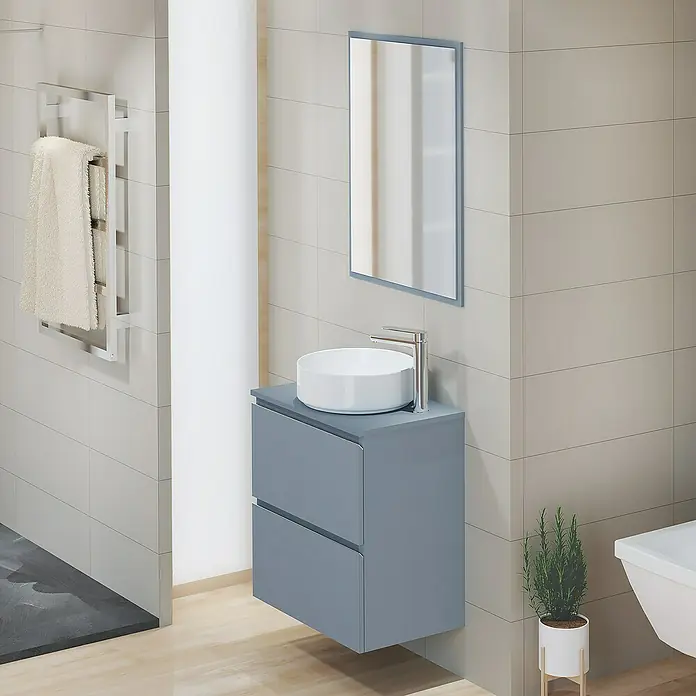 Artysan Mueble bajo de lavabo Cíes - L x An x Al: 38,6 x 60 x 64 cm, Azul - Un baño moderno con un mueble de lavabo gris, un lavabo redondo y un espejo a juego en la pared de azulejos.