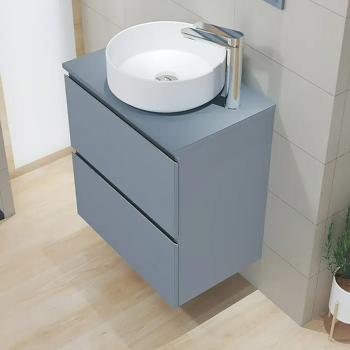 Artysan Mueble bajo de lavabo Cíes - L x An x Al: 38,6 x 60 x 64 cm, Azul - Mueble de baño gris con dos cajones, un lavabo sobre encimera redondo y un moderno grifo cromado.