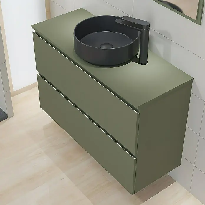 Artysan Mueble bajo de lavabo Cíes - L x An x Al: 38,6 x 100 x 64 cm, Musgo - Un tocador moderno en verde oliva con un elegante lavabo sobre encimera redondo negro y un grifo a juego.