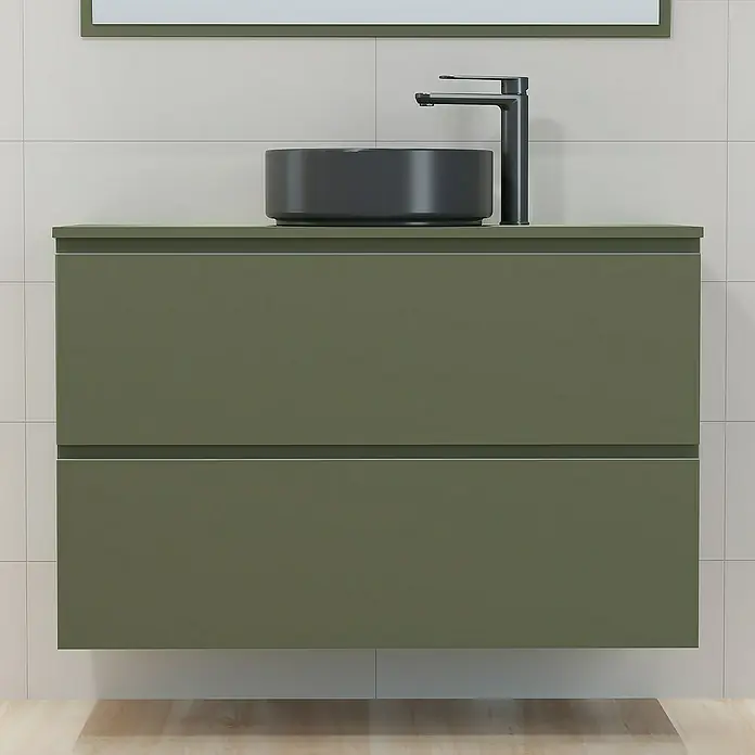 Artysan Mueble bajo de lavabo Cíes - L x An x Al: 38,6 x 100 x 64 cm, Musgo - Primer plano de un moderno mueble de lavabo verde oliva con un elegante lavabo sobre encimera negro y grifo.