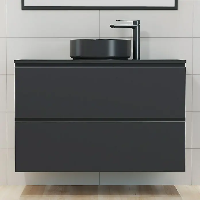 Artysan Mueble bajo de lavabo Cíes - L x An x Al: 38,6 x 100 x 64 cm, Negro - Primer plano de un moderno tocador de baño negro con lavabo sobre encimera y grifo sobre un fondo de azulejos blancos.
