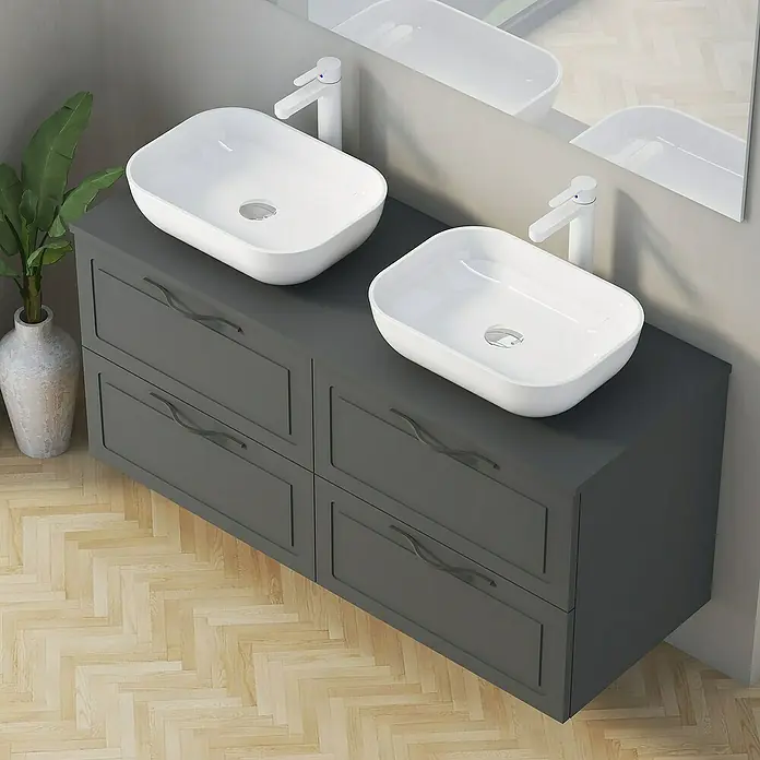 Artysan Mueble bajo de lavabo Toja - An x Pr x Al: 120 x 45 x 54,5 cm, Antracita - Tocador de baño moderno con armarios grises y dos lavabos de cerámica. La atención se centra en el diseño elegante.