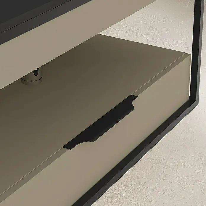 Artysan Conjunto de mueble de baño Izaro - Ancho: 100 cm, 3 pzs., Fango/Negro, Mate - Primer plano de una moderna unidad de cajones beige con un elegante asa y marco negros.
