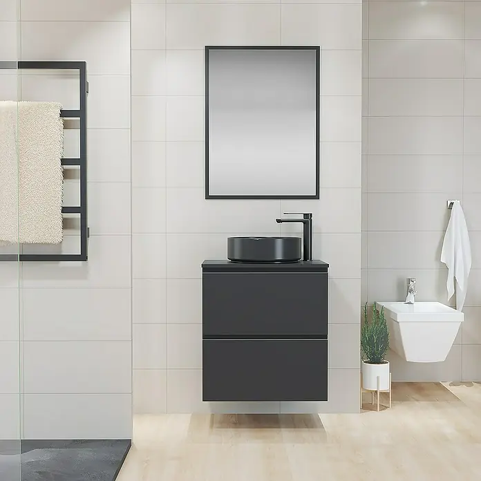 Artysan Mueble bajo de lavabo Cíes - L x An x Al: 38,6 x 60 x 64 cm, Negro - Interior de baño con un elegante tocador negro con un lavabo redondo y un espejo a juego, complementado con accesorios modernos.