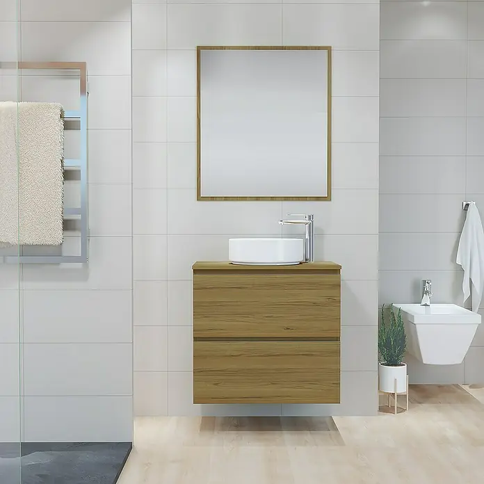 Artysan Mueble bajo de lavabo Cíes - L x An x Al: 38,6 x 70 x 64 cm, Roble Guadarrama - Escena de baño con un moderno mueble de lavabo de madera, un lavabo sobre encimera y un espejo cuadrado en la pared.