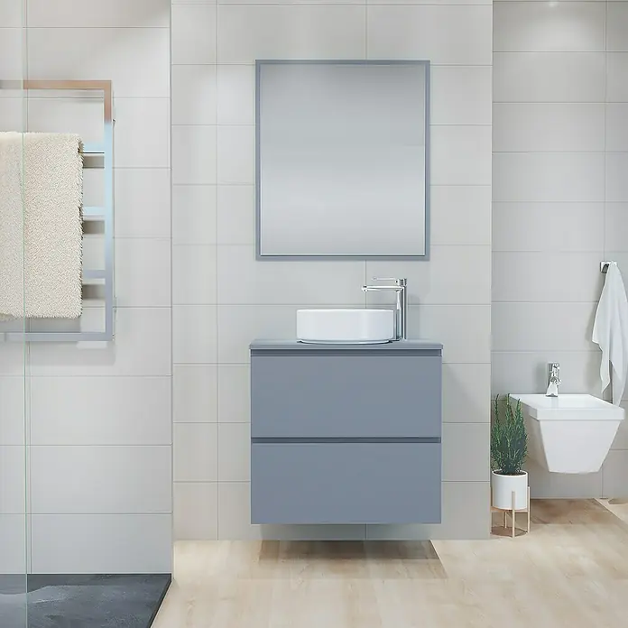 Artysan Mueble bajo de lavabo Cíes - L x An x Al: 38,6 x 70 x 64 cm, Azul - Baño con un moderno mueble de lavabo gris, complementado con un espejo y un inodoro suspendido para un espacio elegante y minimalista.