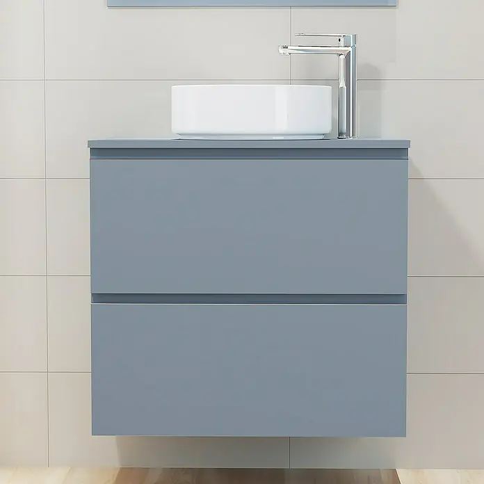 Artysan Mueble bajo de lavabo Cíes - L x An x Al: 38,6 x 70 x 64 cm, Azul - Elegante mueble de baño gris con un lavabo sobre encimera y un grifo moderno sobre un fondo de azulejos claros y sencillos.