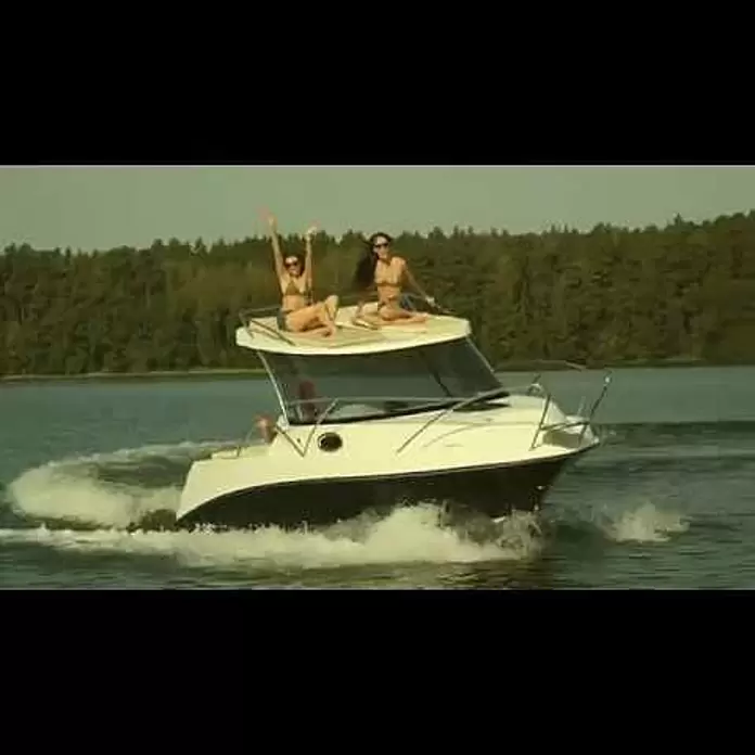 PEGAZUS GFK-Boot Escapade 600 Base SunTop - Max. 6 Personen, Nutzlast: 660 kg, CE-Klasse C - ESCAPADE 600 with a sunbed on the rooftop