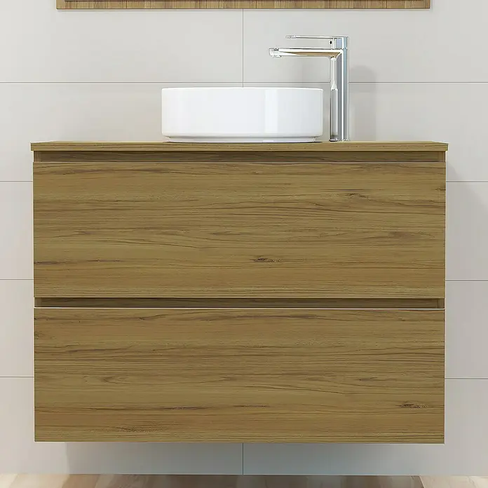 Artysan Mueble bajo de lavabo Cíes - L x An x Al: 38,6 x 90 x 64 cm, Roble Guadarrama - Tocador de madera con grifo moderno y lavabo sobre encimera contra una pared de azulejos blancos. Diseño de baño elegante.