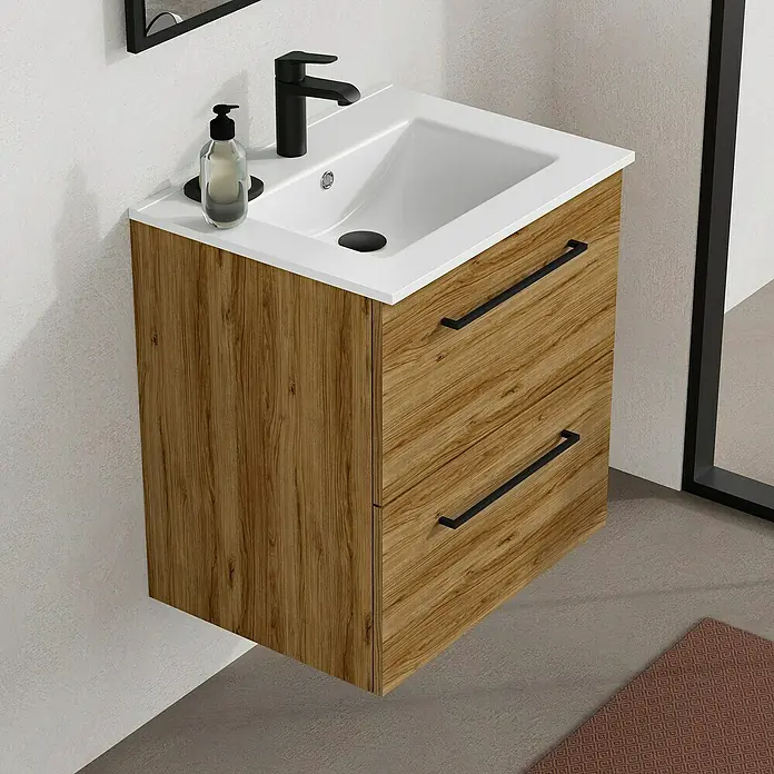 Artysan Mueble bajo de lavabo Arosa - L x An x Al: 44,6 x 60 x 64 cm, Roble Guadarrama - Baño moderno con mueble de lavabo de madera, lavabo sobre encimera blanco y accesorios negros para un ambiente elegante.