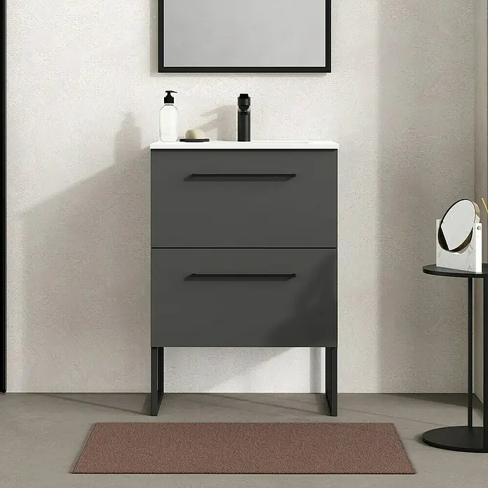 Artysan Mueble bajo de lavabo Arosa - L x An x Al: 44,6 x 60 x 64 cm, Antracita - Mueble de baño con dos cajones grises, encimera blanca, grifo negro y espejo.