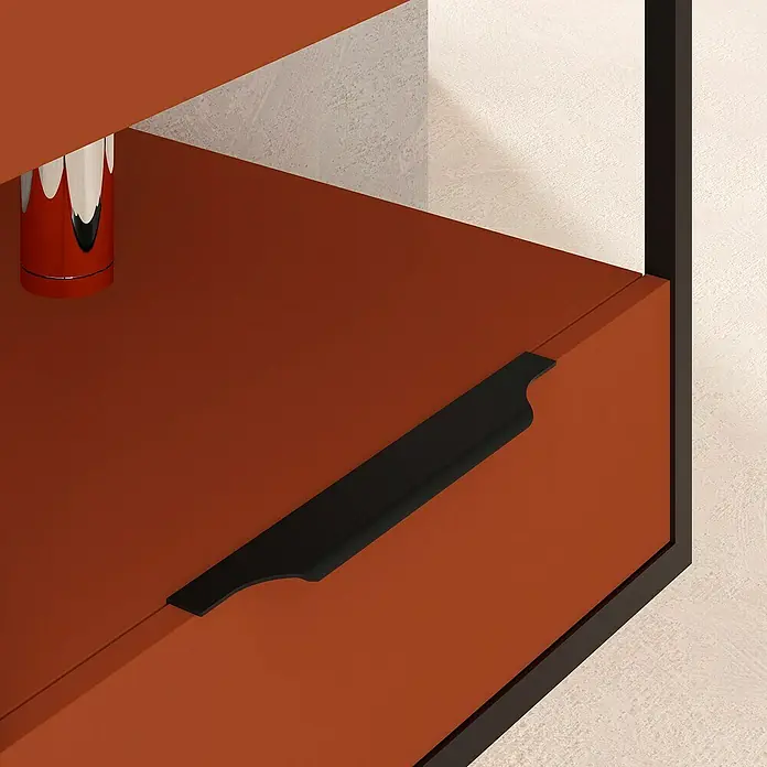Artysan Conjunto de mueble de baño Izaro - Ancho: 60 cm, 3 pzs., Teja/Blanco, Mate - Primer plano de un moderno armario naranja con un tirador negro, que muestra un diseño elegante y funcionalidad.