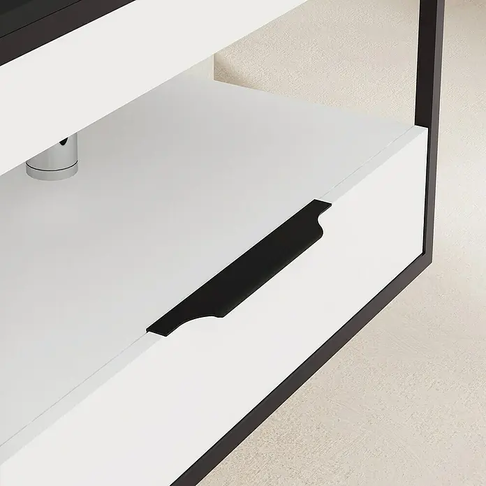 Artysan Conjunto de mueble de baño Izaro - Ancho: 80 cm, 3 pzs., Blanco/Negro, Mate - Primer plano de un mueble de TV blanco con tirador y estructura negros. El diseño elegante y moderno del mueble es bien visible.