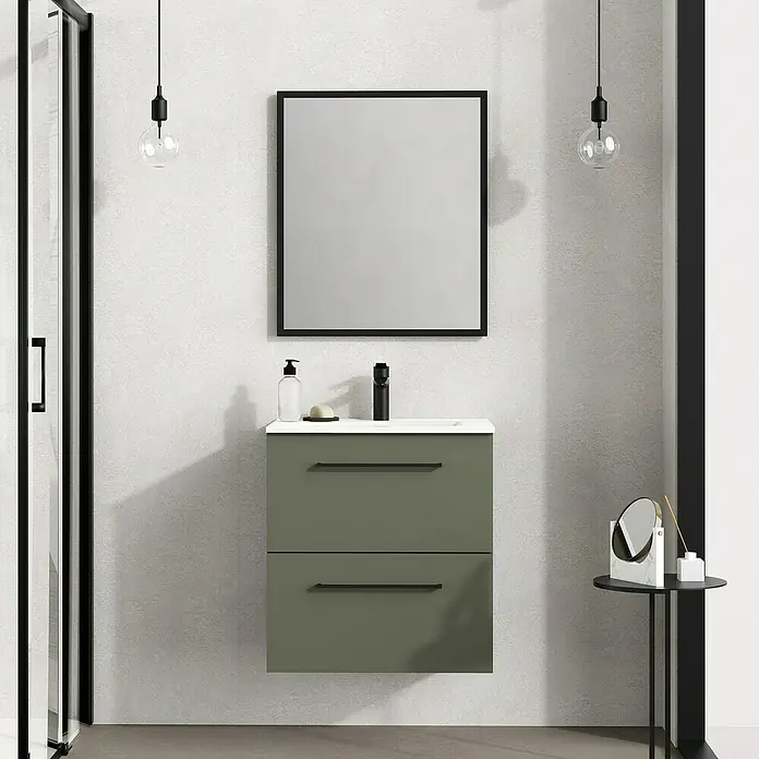 Artysan Mueble bajo de lavabo Arosa - L x An x Al: 44,6 x 60 x 64 cm, Musgo - Un mueble de baño con dos cajones y un espejo encima, combinado con elegantes accesorios de iluminación.
