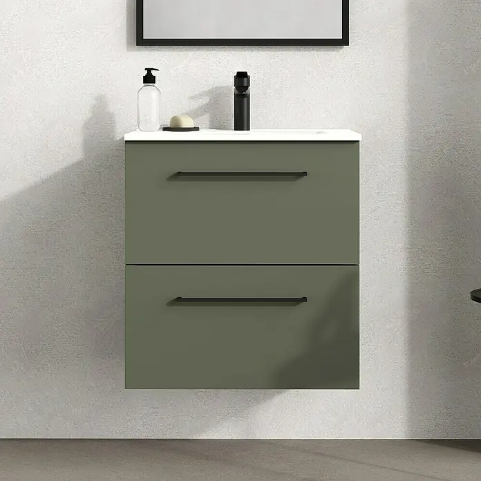 Artysan Mueble bajo de lavabo Arosa - L x An x Al: 44,6 x 60 x 64 cm, Musgo - Un moderno tocador verde oliva con dos cajones y manijas negras cuelga de una pared clara. También se ven el lavabo, el jabón y el grifo.