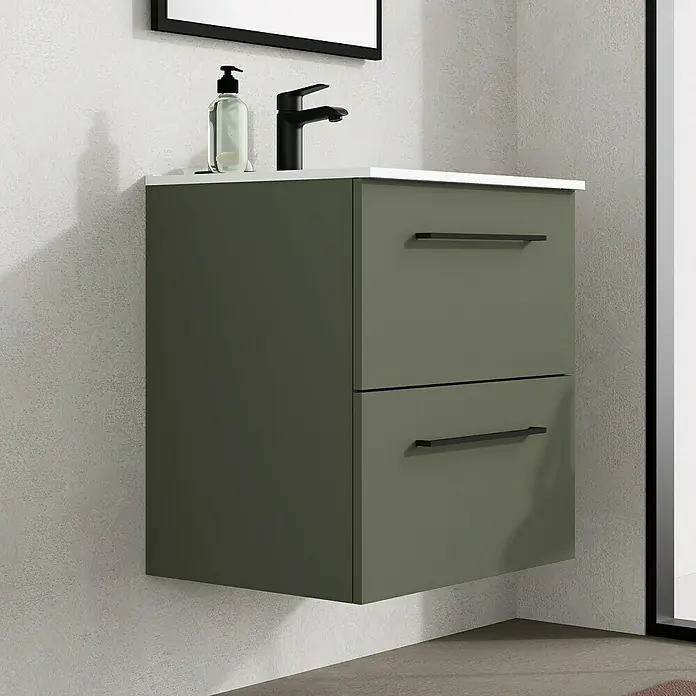 Artysan Mueble bajo de lavabo Arosa - L x An x Al: 44,6 x 60 x 64 cm, Musgo - Tocador de baño moderno en verde oliva con dos cajones con tiradores negros, situado debajo de un espejo y grifo.