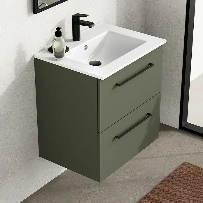 Artysan Mueble bajo de lavabo Arosa - L x An x Al: 44,6 x 60 x 64 cm, Musgo - Esta imagen presenta un moderno mueble de baño verde oliva con dos cajones, un lavabo blanco y accesorios negros. ¡Perfecto para cualquier baño!