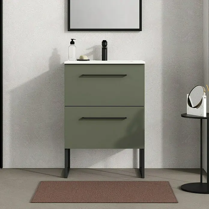 Artysan Mueble bajo de lavabo Arosa - L x An x Al: 44,6 x 60 x 64 cm, Musgo - Cuarto de baño moderno con un tocador verde oliva de dos cajones, lavabo blanco y detalles en negro.