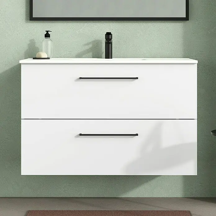 Artysan Mueble bajo de lavabo Arosa - L x An x Al: 44,6 x 100 x 64 cm, Blanco - Imagen de un moderno mueble de baño blanco con dos cajones y tiradores negros, montado en una pared verde. Diseño elegante y con estilo.