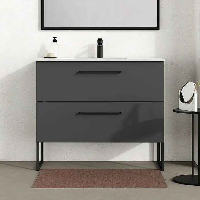 Artysan Mueble bajo de lavabo Arosa - L x An x Al: 44,6 x 100 x 64 cm, Antracita - Mueble de baño gris con dos cajones, encimera blanca, grifo negro y espejo para un diseño de baño moderno.