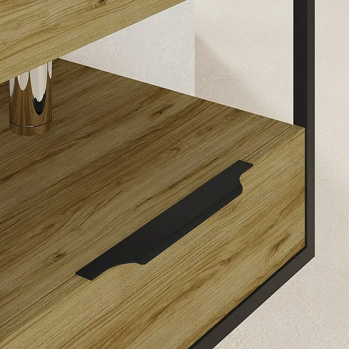 Artysan Conjunto de mueble de baño Izaro - Ancho: 60 cm, 3 pzs., Roble/Negro, Mate - Detalle de un moderno mueble de madera con un elegante tirador negro. El marco del mueble también es negro y minimalista.