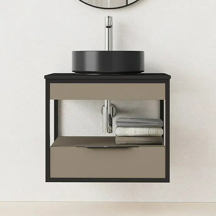 Artysan Conjunto de mueble de baño Izaro - Ancho: 60 cm, 3 pzs., Fango/Negro, Mate - Lavabo negro sobre un mueble de baño beige con un cajón y una estantería abierta con toallas dobladas.