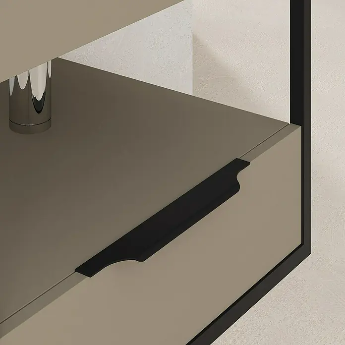 Artysan Conjunto de mueble de baño Izaro - Ancho: 60 cm, 3 pzs., Fango/Negro, Mate - Primer plano de una elegante mesa de noche en tonos grises cálidos con un llamativo tirador negro y un diseño minimalista.