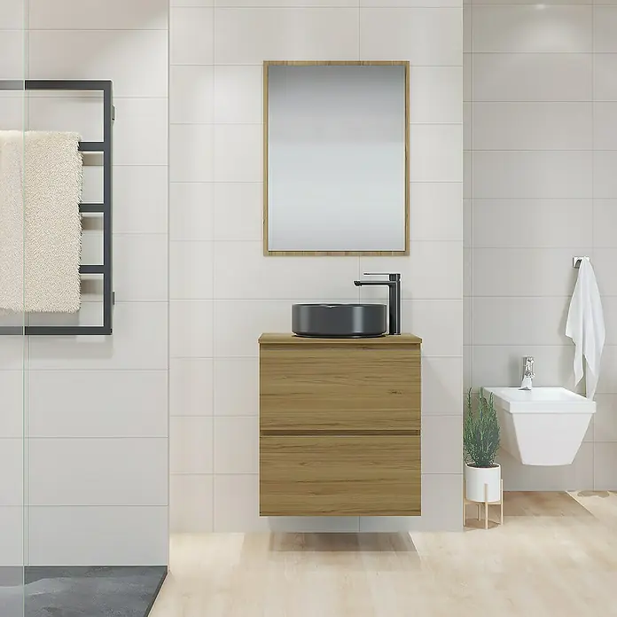 Artysan Mueble bajo de lavabo Cíes - L x An x Al: 38,6 x 60 x 64 cm, Roble Guadarrama - Un baño con un tocador de madera con un lavabo negro y un espejo. También están presentes un toallero y un bidé.