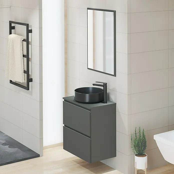 Artysan Mueble bajo de lavabo Cíes - L x An x Al: 38,6 x 60 x 64 cm, Antracita - Diseño de baño moderno con un mueble de lavabo gris, un lavabo sobre encimera negro y un espejo elegante.