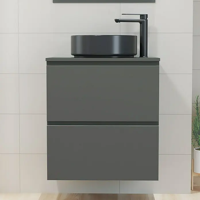Artysan Mueble bajo de lavabo Cíes - L x An x Al: 38,6 x 60 x 64 cm, Antracita - Mueble de baño gris con lavabo redondo y grifo minimalista sobre un fondo de azulejos blancos, mostrando un diseño moderno y elegante.