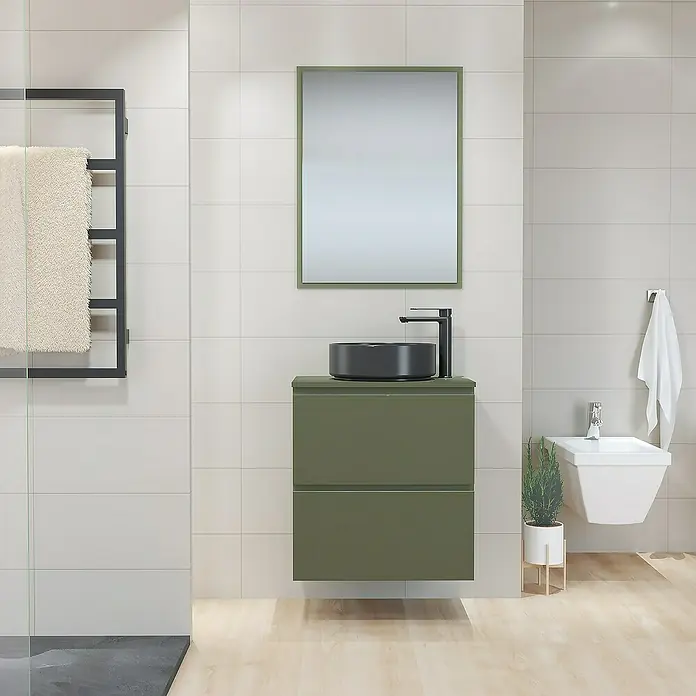 Artysan Mueble bajo de lavabo Cíes - L x An x Al: 38,6 x 60 x 64 cm, Musgo - Interior de baño moderno con un mueble de lavabo verde, un lavabo sobre encimera negro y un espejo enmarcado a juego.