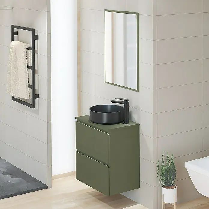 Artysan Encimera para lavabo Cíes - 39,1 x 61 x 1,6 cm, Musgo - Elegante interior de baño con un moderno mueble de lavabo verde oliva, un lavabo sobre encimera negro y un espejo enmarcado a juego.