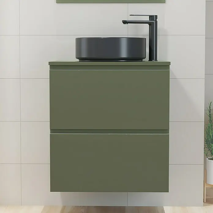Artysan Mueble bajo de lavabo Cíes - L x An x Al: 38,6 x 60 x 64 cm, Musgo - Este mueble de baño verde oliva presenta un moderno lavabo sobre encimera negro y un grifo elegante.