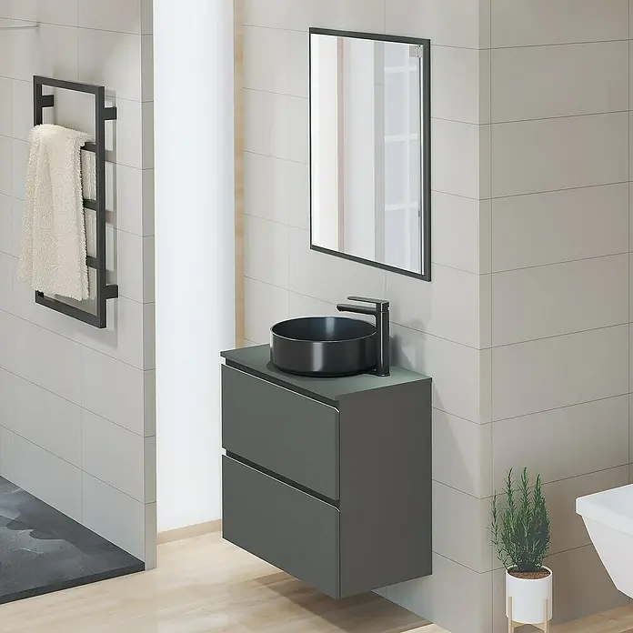 Artysan Mueble bajo de lavabo Cíes - L x An x Al: 38,6 x 70 x 64 cm, Antracita - Un interior de baño moderno con un mueble de tocador gris, un lavabo sobre encimera redondo y un espejo a juego.