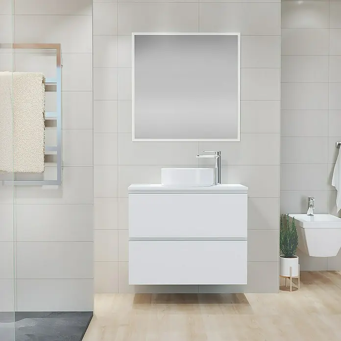 Artysan Mueble bajo de lavabo Cíes - L x An x Al: 38,6 x 80 x 64 cm, Blanco - Un baño moderno con un mueble de lavabo blanco con lavabo sobre encimera, espejo y azulejos claros, creando un ambiente sereno y elegante.