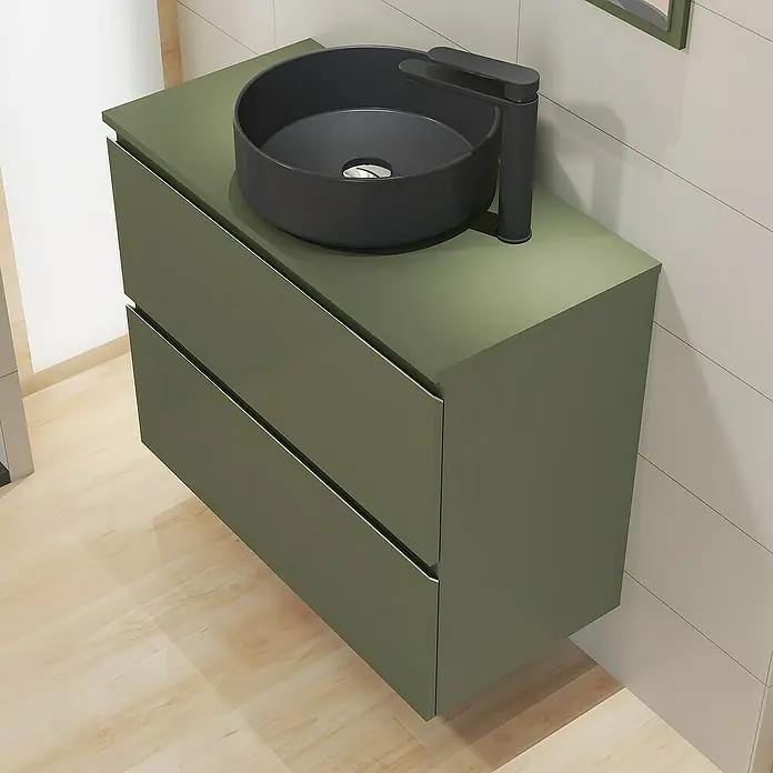 Artysan Mueble bajo de lavabo Cíes - L x An x Al: 38,6 x 80 x 64 cm, Musgo - Un moderno mueble de baño verde oliva con un lavabo sobre encimera redondo negro y grifo negro. Diseño elegante para tu baño.